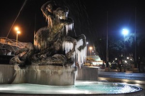 La fontana di Piazza della Repubblica a Roma coperta da ghiaccio dovuto alle basse temperature, oggi 17 dicembre 2010. ANSA/ CLAUDIO PERI